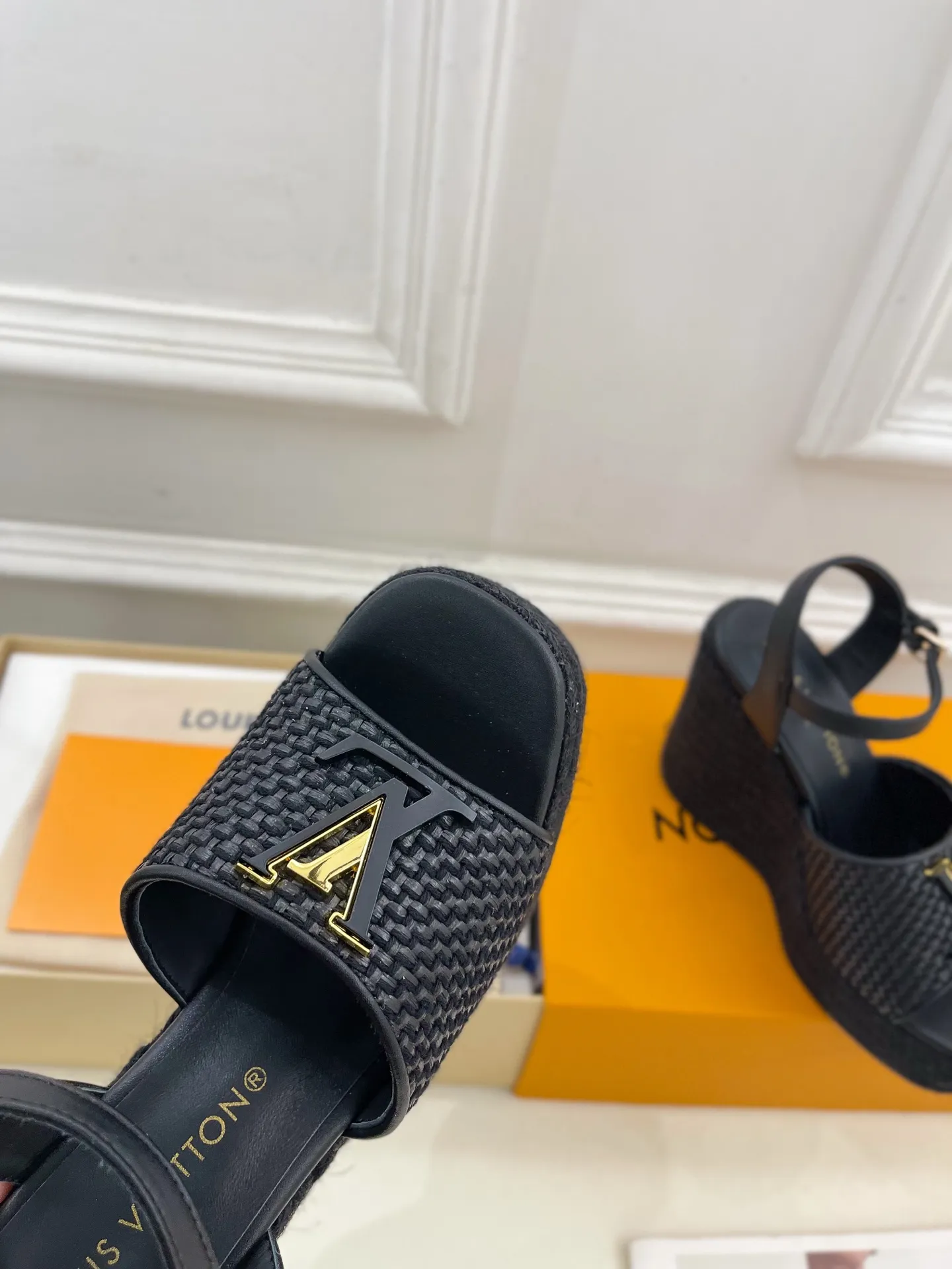 👟👟Ex-factory price 640👟👟 LV | Louis Vuitton 25𝐬𝐬 🧡💚2025 spring and summer new style top version‼ ️The original version is the same. The counter focuses on the latest LV ISOLA hollow hemp rope wedge sandals. New hard goods. ❥BS purchasing level! Full of high-end feel! A popular model among bloggers at home and abroad, it’s retro and fashionable and looks amazing on your feet! Mainly recommended model on the official website★ ━━━━━ ЅᏇєєt ━━━━━ ▪️Upper: original customized calfskin ▪️Lining: imported sheepskin ▪️Outsole: original molded outsole ▪️Heel height: 12cm, water platform 3.5cm ▪️Shoe size: 35-39 (40, 41 customized)